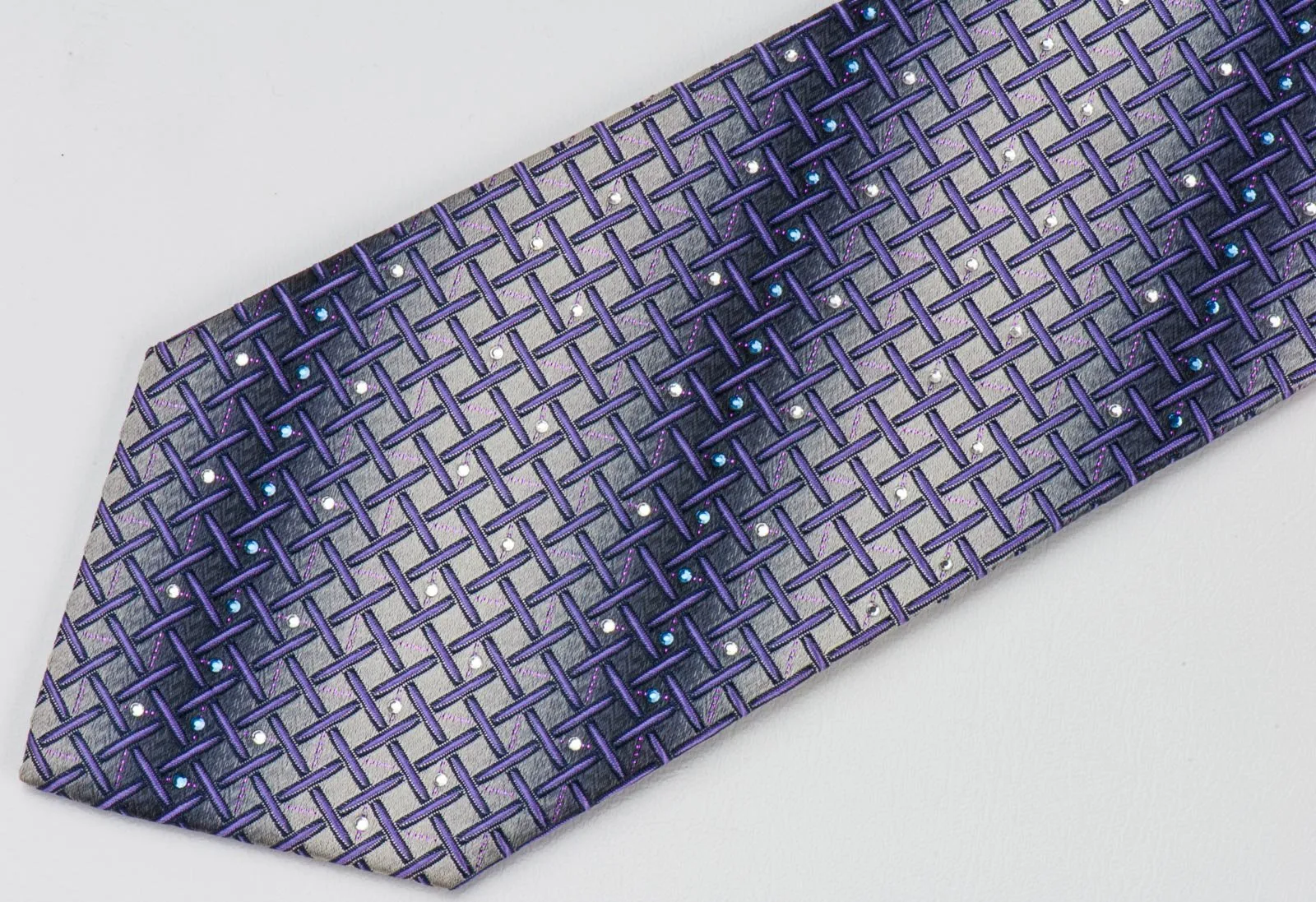 Daks Men's Silk Rhinestone Tie Purple Wire Mesh Trellis On Gray Necktie